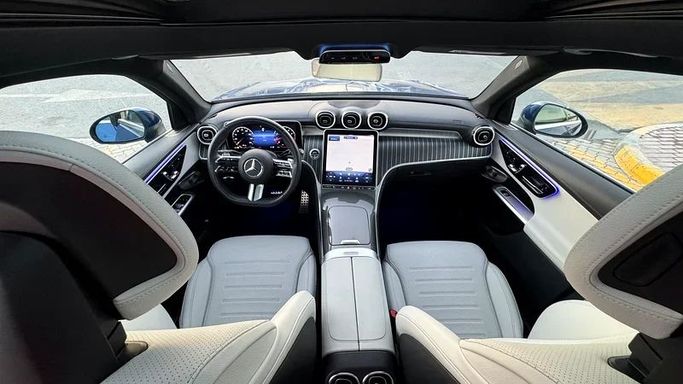 Подержанный Mercedes-Benz GLC 300 II (X254), 2.0 л, 2023 в Шардже от Karkuk Used Cars Синий цвет. Американская | AUTO.AE