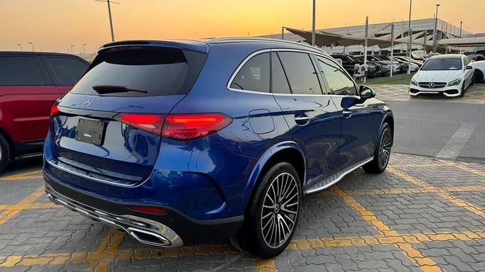 Подержанный Mercedes-Benz GLC 300 II (X254), 2.0 л, 2023 в Шардже от Karkuk Used Cars Синий цвет. Американская | AUTO.AE
