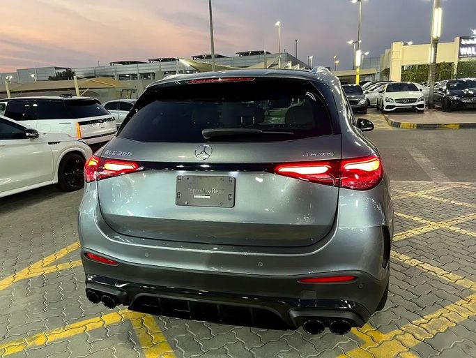 Подержанный Mercedes-Benz GLC 300 II (X254), 2.0 л, 2023 в Шардже от Karkuk Used Cars Серый цвет. Американская | AUTO.AE