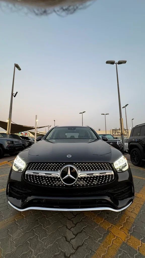 Подержанный Mercedes-Benz GLC 300 II (X254), 2.0 л, 2022 в Шардже от Karkuk Used Cars Серый цвет. Американская | AUTO.AE