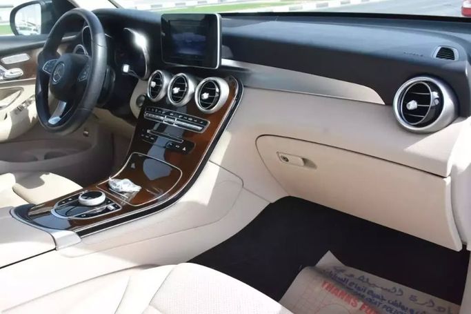 Подержанный Mercedes-Benz GLC 300 I (X253), 2.0 л, 2018 в Шардже от Alfaris Used Cars Белый цвет. Other | AUTO.AE