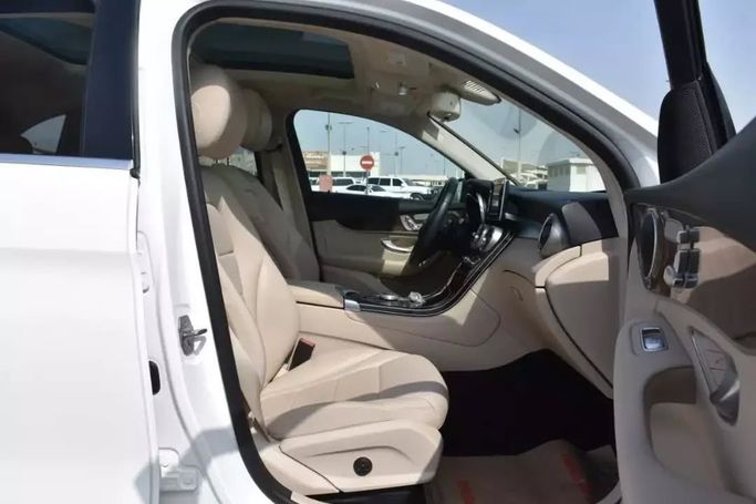 Подержанный Mercedes-Benz GLC 300 I (X253), 2.0 л, 2018 в Шардже от Alfaris Used Cars Белый цвет. Other | AUTO.AE