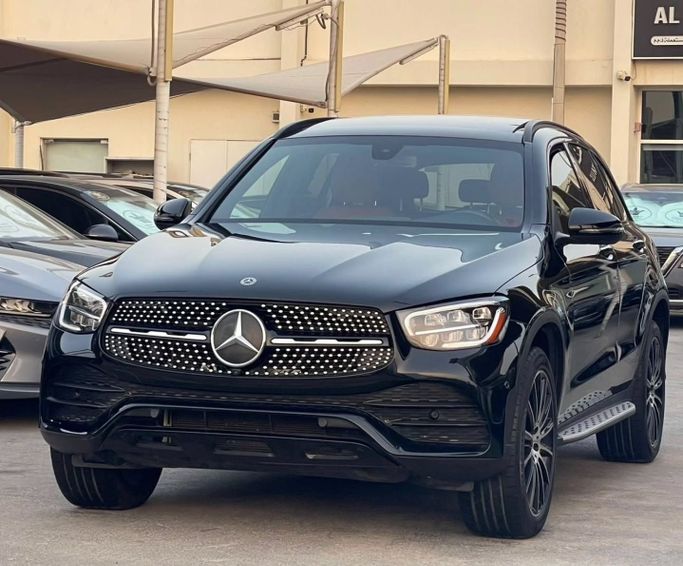 Подержанный Mercedes-Benz GLC 300 I (X253) Рестайлинг, 2.0 л, 2021 в Шардже от Al Nukhba Al Malakyah Used Cars Черный цвет. Американская | AUTO.AE