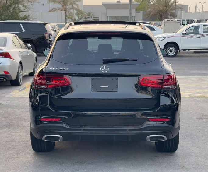 Подержанный Mercedes-Benz GLC 300 I (X253) Рестайлинг, 2.0 л, 2021 в Шардже от Al Nukhba Al Malakyah Used Cars Черный цвет. Американская | AUTO.AE