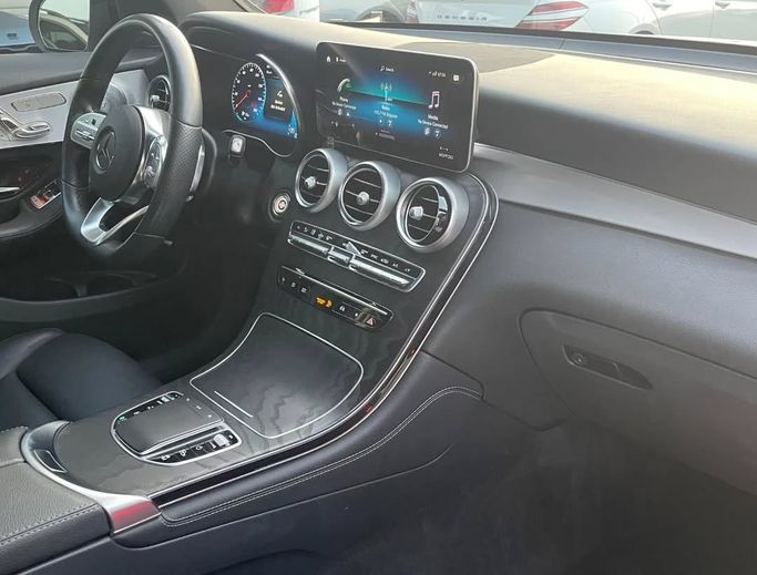 Подержанный Mercedes-Benz GLC 300 I (X253) Рестайлинг, 2.0 л, 2021 в Шардже от Al Nukhba Al Malakyah Used Cars Белый цвет. Американская | AUTO.AE