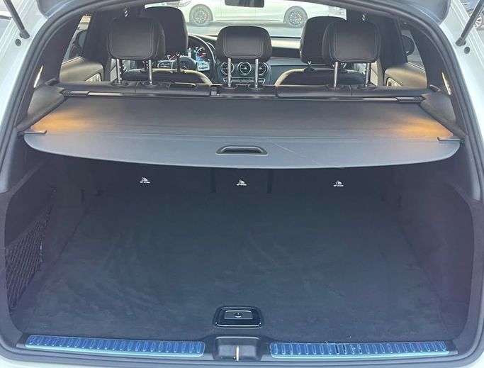 Подержанный Mercedes-Benz GLC 300 I (X253) Рестайлинг, 2.0 л, 2021 в Шардже от Al Nukhba Al Malakyah Used Cars Белый цвет. Американская | AUTO.AE