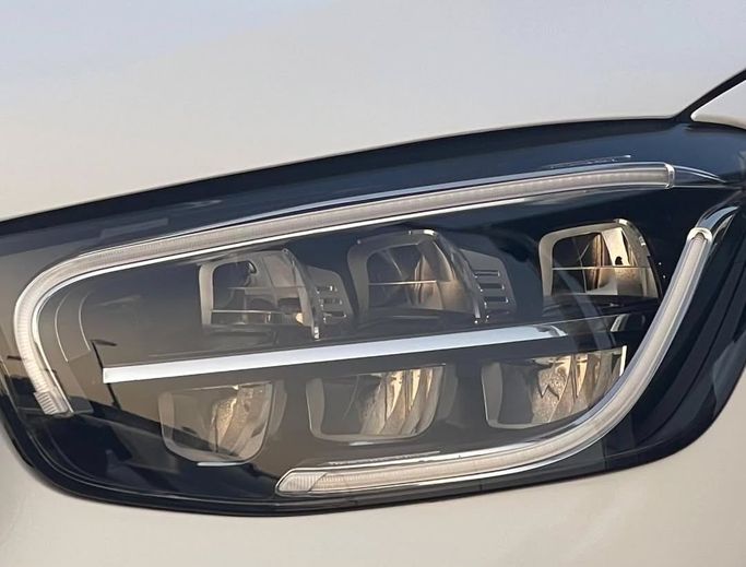 Подержанный Mercedes-Benz GLC 300 I (X253) Рестайлинг, 2.0 л, 2021 в Шардже от Al Nukhba Al Malakyah Used Cars Белый цвет. Американская | AUTO.AE