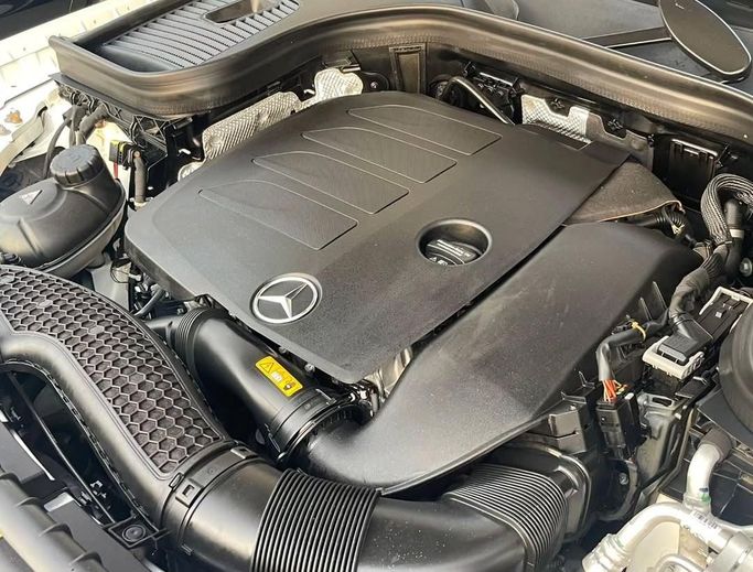 Подержанный Mercedes-Benz GLC 300 I (X253) Рестайлинг, 2.0 л, 2021 в Шардже от Al Nukhba Al Malakyah Used Cars Белый цвет. Американская | AUTO.AE