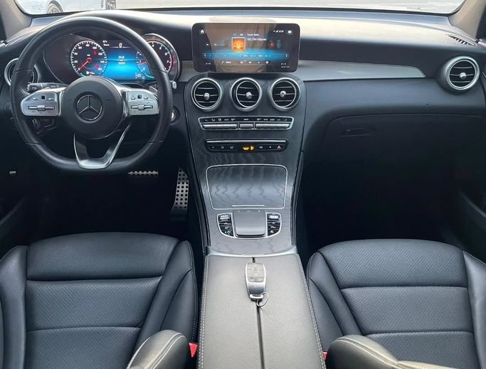 Подержанный Mercedes-Benz GLC 300 I (X253) Рестайлинг, 2.0 л, 2021 в Шардже от Al Nukhba Al Malakyah Used Cars Белый цвет. Американская | AUTO.AE