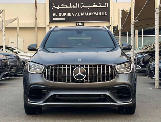 Подержанный Mercedes-Benz GLC 300 I (X253) Рестайлинг, 2.0 л, 2021 в Шардже от Al Nukhba Al Malakyah Used Cars Серый цвет. Американская | AUTO.AE