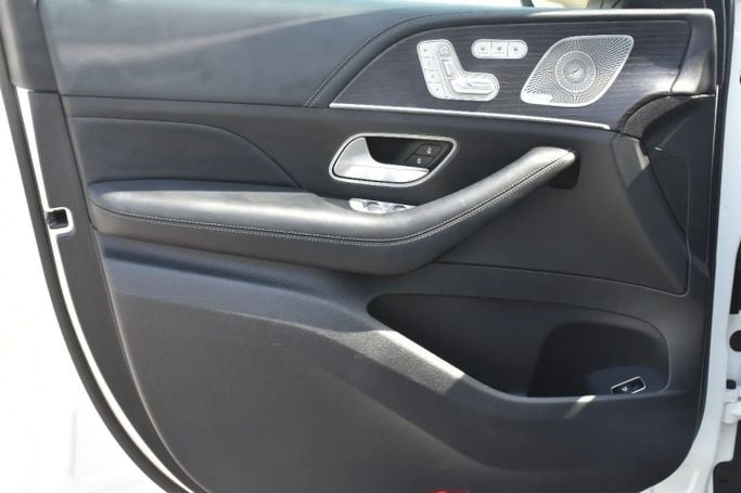 Подержанный Mercedes-Benz GLE AMG 53 AMG II (V167), 3.0 л, 2022 в Шардже от Alfaris Used Cars Белый цвет. Other | AUTO.AE