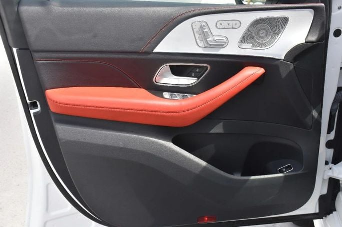 Подержанный Mercedes-Benz GLE AMG 53 AMG II (V167) Рестайлинг, 3.0 л, 2024 в Шардже от Alfaris Used Cars Белый цвет. Other | AUTO.AE