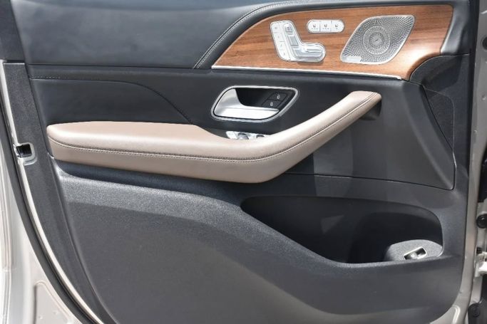 Подержанный Mercedes-Benz GLE AMG 53 AMG II (V167), 3.0 л, 2022 в Шардже от Alfaris Used Cars Серебристый цвет. Other | AUTO.AE