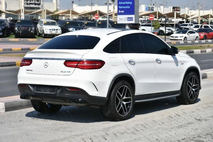 Подержанный Mercedes-Benz GLE AMG 43 AMG I (W166), 3.0 л, 2017 в Шардже от Alfaris Used Cars Белый цвет. GCC | AUTO.AE