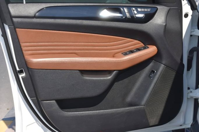 Подержанный Mercedes-Benz GLE AMG 43 AMG I (W166), 3.0 л, 2017 в Шардже от Alfaris Used Cars Белый цвет. GCC | AUTO.AE