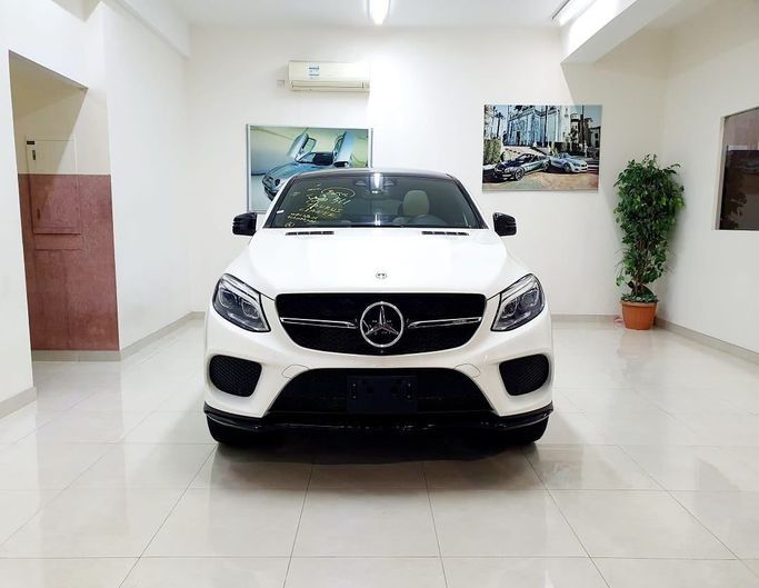 Подержанный Mercedes-Benz GLE AMG 43 AMG I (W166), 3.0 л, 2018 в Шардже от Al Rukn Al Masie Used Cars Белый цвет. Японская | AUTO.AE