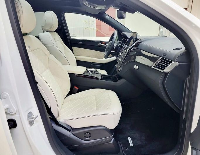 Подержанный Mercedes-Benz GLE AMG 43 AMG I (W166), 3.0 л, 2018 в Шардже от Al Rukn Al Masie Used Cars Белый цвет. Японская | AUTO.AE