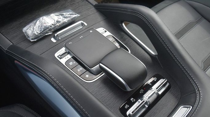 Подержанный Mercedes-Benz GLE Coupe AMG 53 AMG II (C167), 3.0 л, 2023 в Шардже от Alfaris Used Cars Серебристый цвет.  | AUTO.AE
