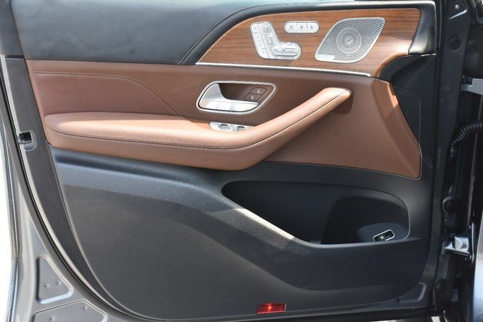 Подержанный Mercedes-Benz GLE 450 II (V167) Рестайлинг, 3.0 л, 2024 в Шардже от Alfaris Used Cars Серый цвет.  | AUTO.AE