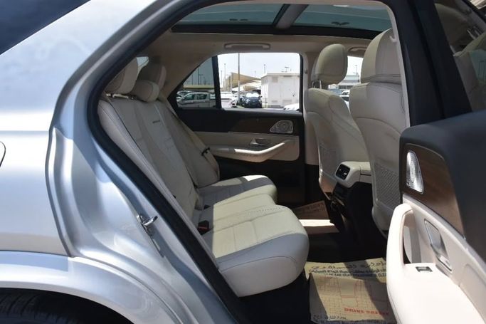 Подержанный Mercedes-Benz GLE 350 II (V167), 2.0 л, 2021 в Шардже от Alfaris Used Cars Серебристый цвет.  | AUTO.AE