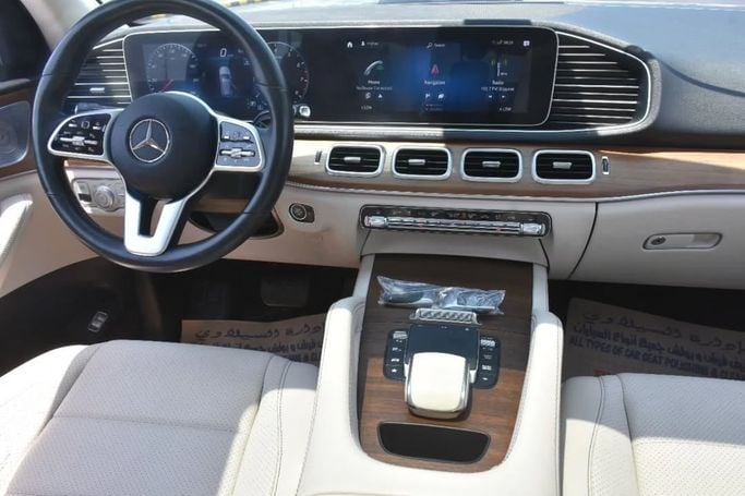 Подержанный Mercedes-Benz GLE 350 II (V167), 2.0 л, 2021 в Шардже от Alfaris Used Cars Серебристый цвет.  | AUTO.AE