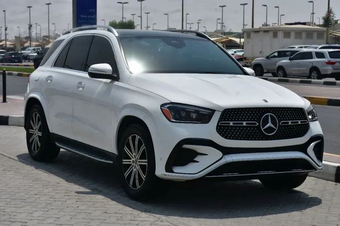Подержанный Mercedes-Benz GLE 350 II (V167) Рестайлинг, 2.0 л, 2024 в Шардже от Alfaris Used Cars Белый цвет.  | AUTO.AE