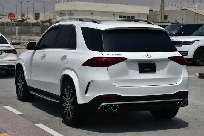 Подержанный Mercedes-Benz GLE 350 II (V167) Рестайлинг, 2.0 л, 2024 в Шардже от Alfaris Used Cars Белый цвет.  | AUTO.AE