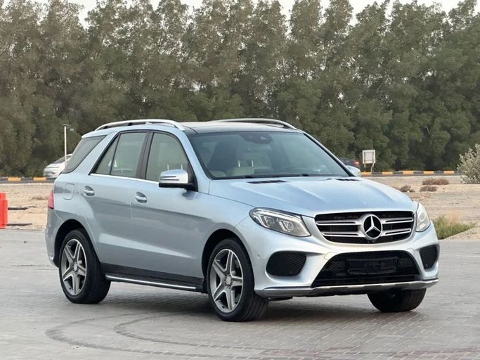 Подержанный Mercedes-Benz GLE 400 I (W166), 3.0 л, 2017 в Шардже от Al Aayan Used Cars Серебристый цвет. GCC | AUTO.AE