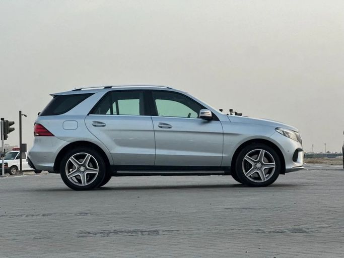 Подержанный Mercedes-Benz GLE 400 I (W166), 3.0 л, 2017 в Шардже от Al Aayan Used Cars Серебристый цвет. GCC | AUTO.AE