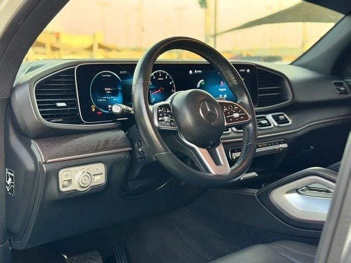 Подержанный Mercedes-Benz GLE 350 II (V167), 2.0 л, 2022 в Шардже от Al Fakhamah Used Cars Белый цвет. Американская | AUTO.AE