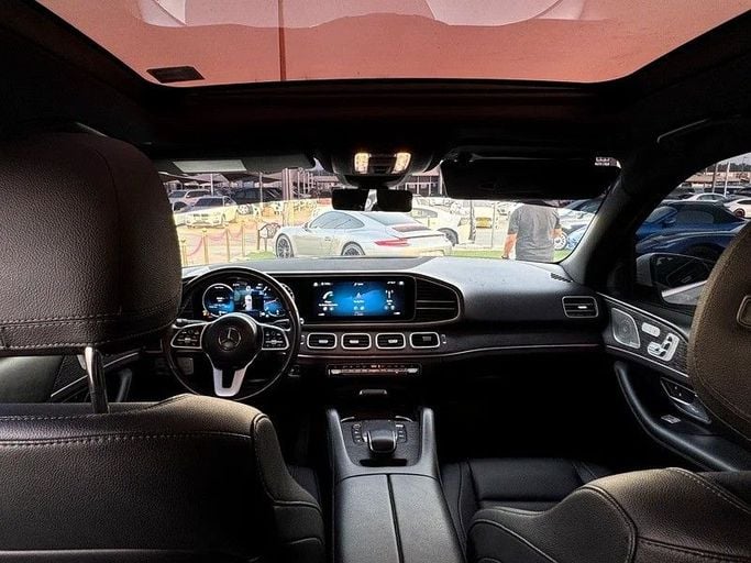 Подержанный Mercedes-Benz GLE 350 II (V167), 2.0 л, 2022 в Шардже от Al Fakhamah Used Cars Белый цвет. Американская | AUTO.AE