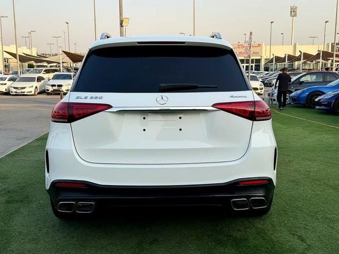 Подержанный Mercedes-Benz GLE 350 II (V167), 2.0 л, 2022 в Шардже от Al Fakhamah Used Cars Белый цвет. Американская | AUTO.AE
