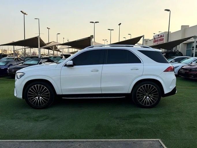 Подержанный Mercedes-Benz GLE 350 II (V167), 2.0 л, 2022 в Шардже от Al Fakhamah Used Cars Белый цвет. Американская | AUTO.AE