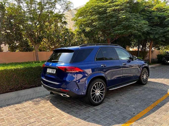 Подержанный Mercedes-Benz GLE 350 II (V167), 2.0 л, 2020 в Шардже от Karkuk Used Cars Синий цвет. Американская | AUTO.AE