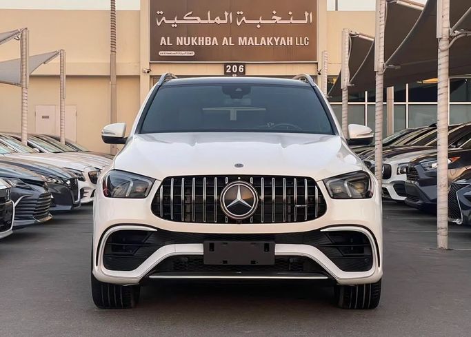 Подержанный Mercedes-Benz GLE 450 II (V167), 3.0 л, 2020 в Шардже от Al Nukhba Al Malakyah Used Cars Белый цвет. Американская | AUTO.AE