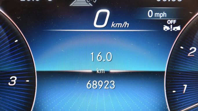 Подержанный Mercedes-Benz GLS 580 II (X167), 4.0 л, 2022 в Шардже от Alfaris Used Cars Черный цвет.  | AUTO.AE