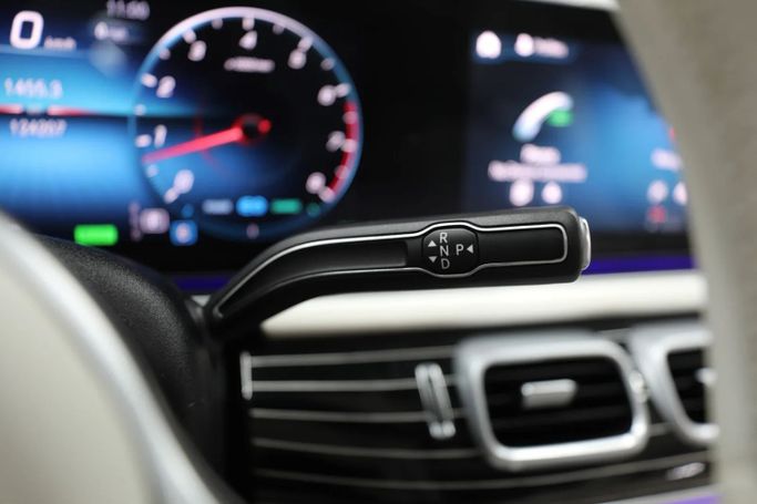 Подержанный Mercedes-Benz GLS 450 II (X167), 3.0 л, 2020 в Шардже от Al Qassem Cars Trading Серебристый цвет. Американская | AUTO.AE