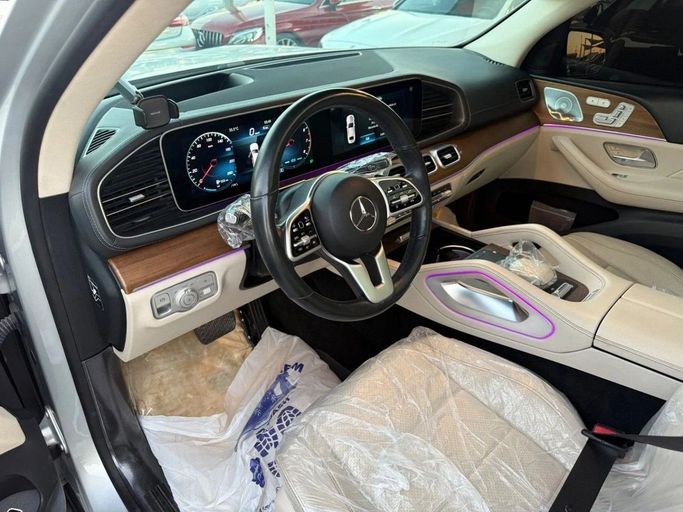 Подержанный Mercedes-Benz GLS 450 II (X167), 3.0 л, 2021 в Шардже от Alnawras Cars Серебристый цвет. Американская | AUTO.AE