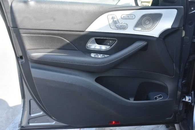 Подержанный Mercedes-Benz GLS 450 II (X167) Рестайлинг, 3.0 л, 2024 в Шардже от Alfaris Used Cars Серый цвет. Other | AUTO.AE