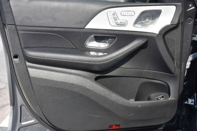 Подержанный Mercedes-Benz GLS 450 II (X167) Рестайлинг, 3.0 л, 2024 в Шардже от Alfaris Used Cars Серый цвет. Other | AUTO.AE