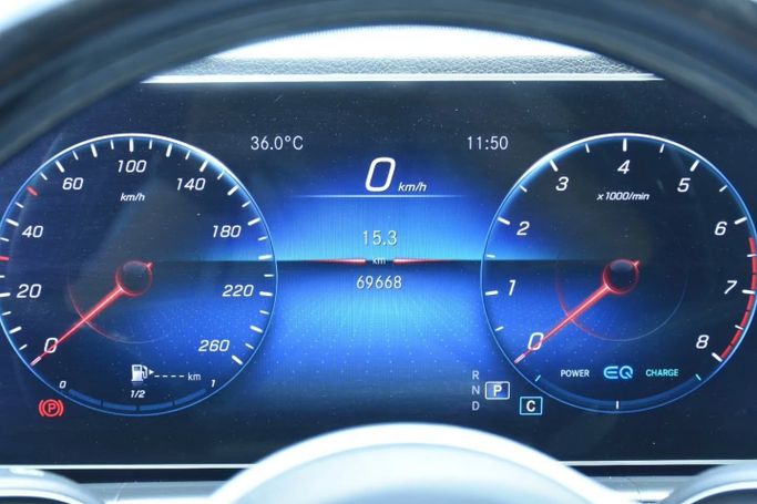 Подержанный Mercedes-Benz Maybach GLS 600 I, 4.0 л, 2020 в Шардже от Alfaris Used Cars Белый цвет. Other | AUTO.AE