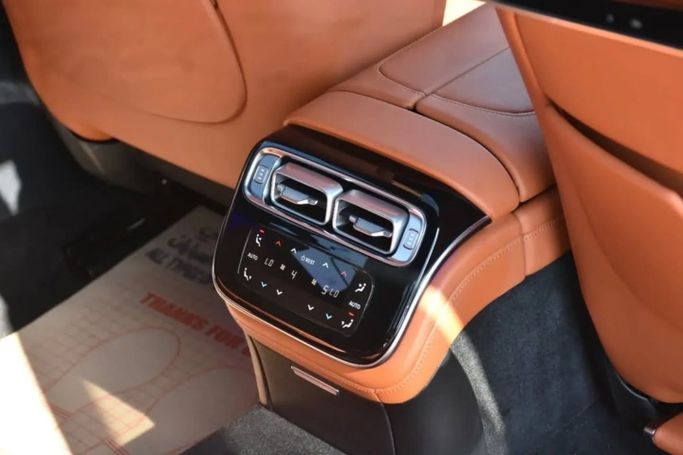 Подержанный Mercedes-Benz Maybach GLS 600 I, 4.0 л, 2022 в Шардже от Alfaris Used Cars Белый цвет. Other | AUTO.AE