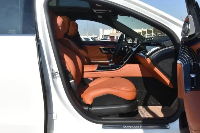 Подержанный Mercedes-Benz Maybach GLS 600 I, 4.0 л, 2022 в Шардже от Alfaris Used Cars Белый цвет. Other | AUTO.AE