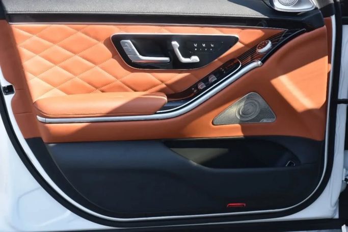 Подержанный Mercedes-Benz Maybach GLS 600 I, 4.0 л, 2022 в Шардже от Alfaris Used Cars Белый цвет. Other | AUTO.AE