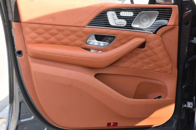 Подержанный Mercedes-Benz Maybach GLS 600 I Рестайлинг, 4.0 л, 2024 в Шардже от Alfaris Used Cars Серебристый цвет. Other | AUTO.AE