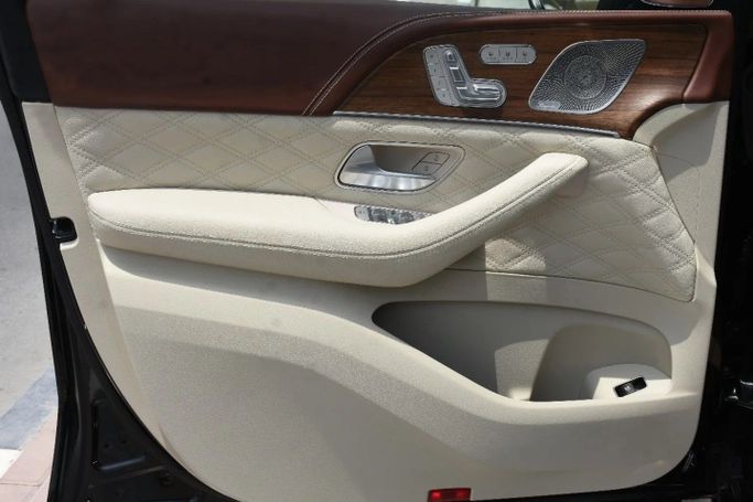 Подержанный Mercedes-Benz Maybach GLS 600 I Рестайлинг, 4.0 л, 2025 в Шардже от Alfaris Used Cars Черный цвет. Other | AUTO.AE