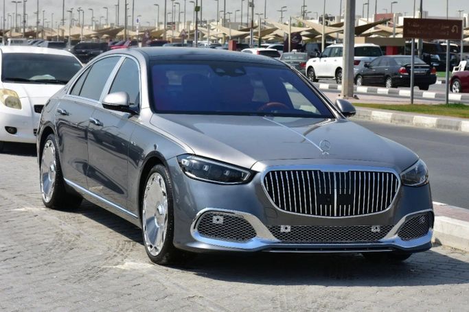 Подержанный Mercedes-Benz Maybach S-Class 580 II (Z223), 4.0 л, 2022 в Шардже от Alfaris Used Cars Серебристый цвет. Other | AUTO.AE