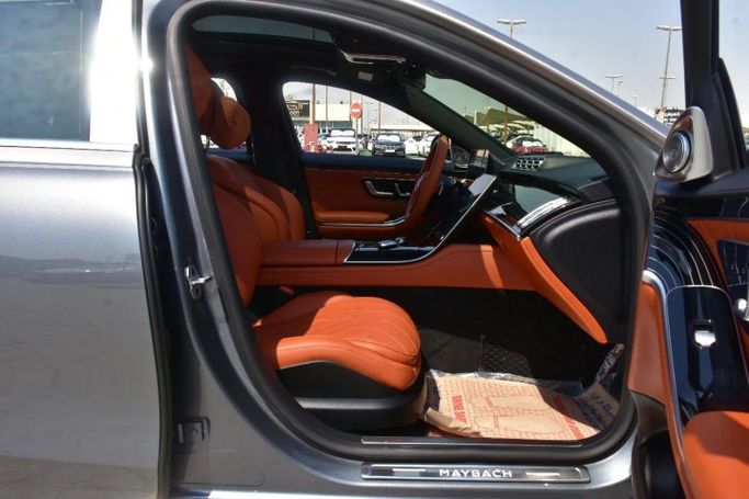 Подержанный Mercedes-Benz Maybach S-Class 580 II (Z223), 4.0 л, 2022 в Шардже от Alfaris Used Cars Серебристый цвет. Other | AUTO.AE