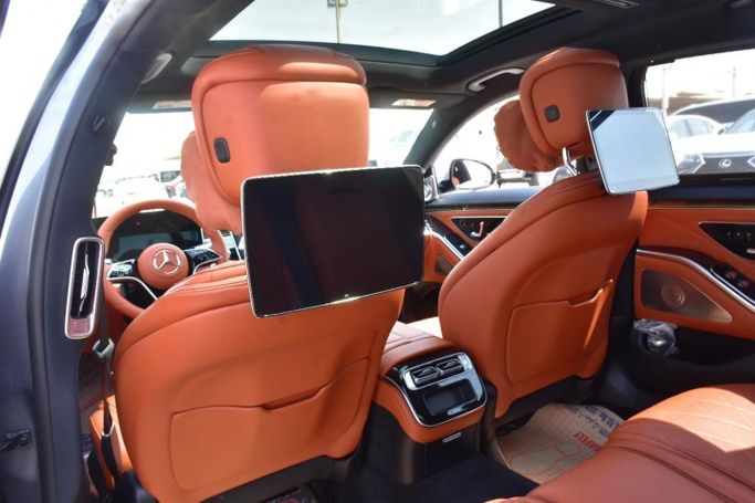 Подержанный Mercedes-Benz Maybach S-Class 580 II (Z223), 4.0 л, 2022 в Шардже от Alfaris Used Cars Серебристый цвет. Other | AUTO.AE