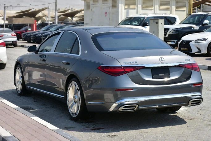 Подержанный Mercedes-Benz Maybach S-Class 580 II (Z223), 4.0 л, 2022 в Шардже от Alfaris Used Cars Серебристый цвет. Other | AUTO.AE